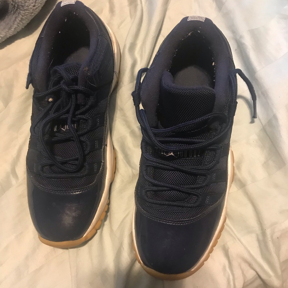 Air jordan 11 retro low navy gums